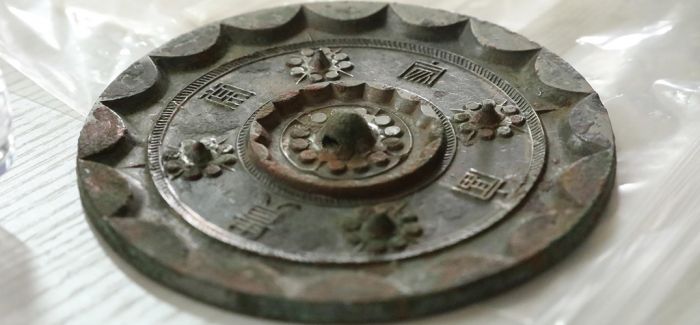 陕西西咸新区大堡子墓地出土80余枚西汉铜镜