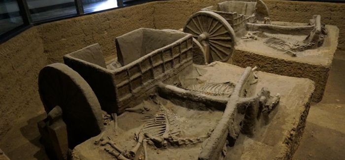 殷墟商王陵区新发现围沟及400余座祭祀坑