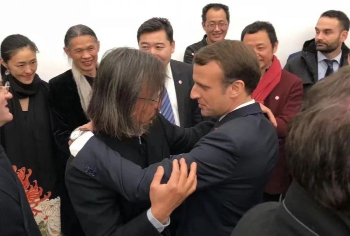 ▲ 2019年，马克龙总统访华时与艺术家黄锐相拥，图源：黎静