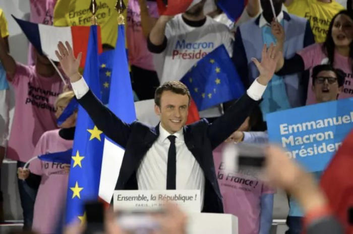 ▲ 2017年5月1日，法国总统候选人埃马纽埃尔·马克龙在巴黎拉维莱特大厅的一场政治集会中向选民们致意
