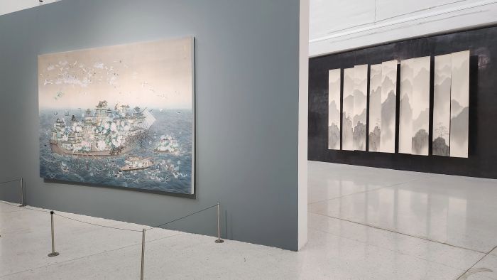 ▲ “身在山海”展览现场，左前为王依雅作品《长乐国》，右后为周明德作品《此山中》