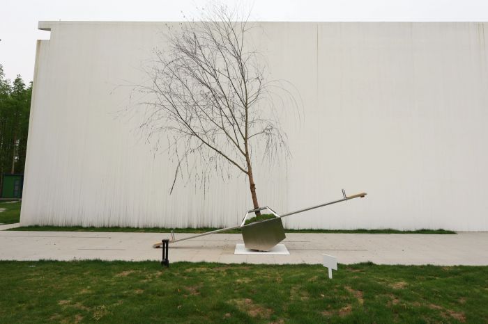 ▲ 跷跷板，不锈钢、树、木、土，尺寸可变，沈烈毅，2018 图片来源：香地艺术中心