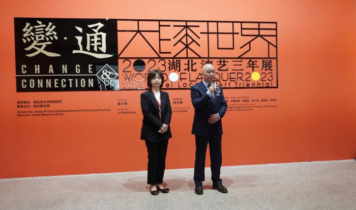 ▲ 湖北美术馆馆长冀少峰、展览策展人曾静在进行导览  图片来源：湖北美术馆