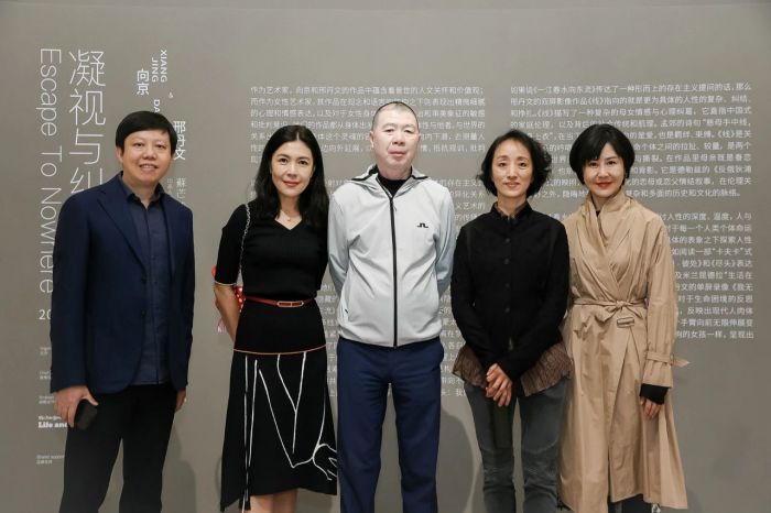 ▲  “凝视与纠缠”展览现场，左起：苏芒，著名导演冯小刚，艺术家向京