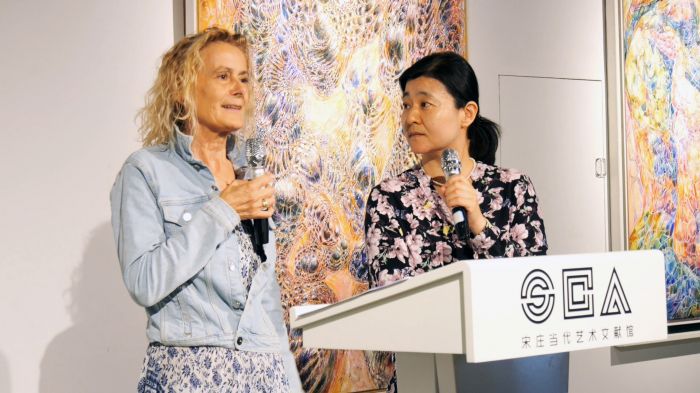 5奥地利参展艺术家海蒂·福克科勒（Heidi Falk- Koller）女士（左）发言，北京奥地利驻华大使馆文化处任巧稚女士（右）发言