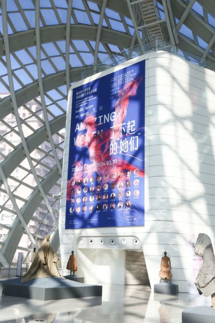 ▲ “了不起的‘她们’——福布斯中国致敬 卓越女性艺术家邀请展”展览现场，凤凰中心，2024